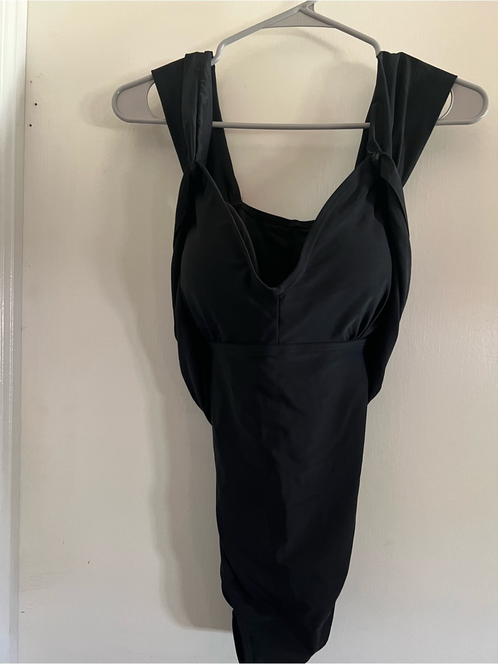 Sea &Sand Classic Black One-Piece Swimsuit with V-Neck